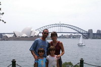 Nous devant l'op&eacute;ra